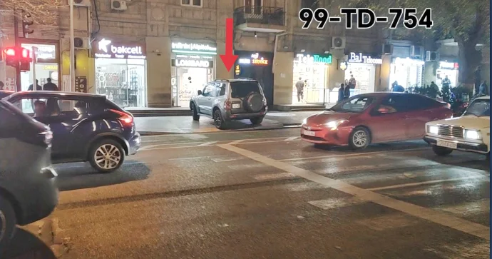 Sürücü maşını səkidə park edib piyadaların yolunu kəsdi VİDEO