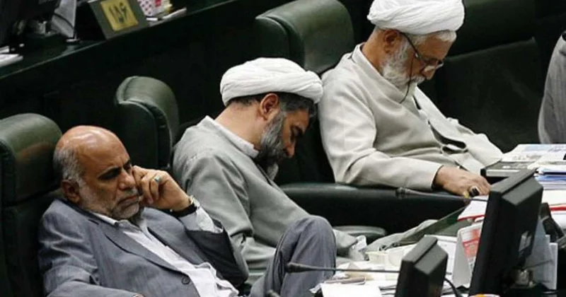 “Yat qal dala, lay lay” İranlı deputatlar iclası yuxuda da izləyir FOTO