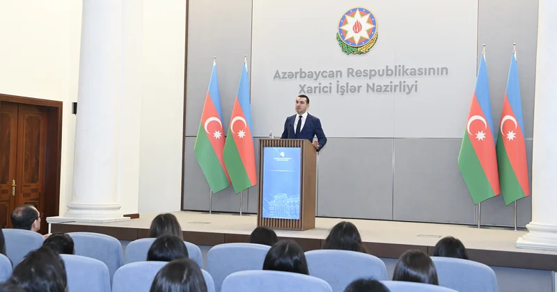 Ayxan Hacızadə diplomatiya könüllüləri ilə görüşüb