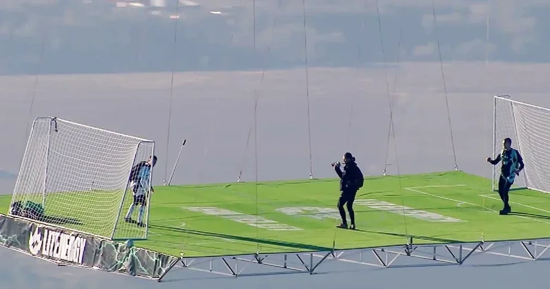 Dünyada ilk: Hava şarının altında futbol matçı keçirildi FOTO/VİDEO