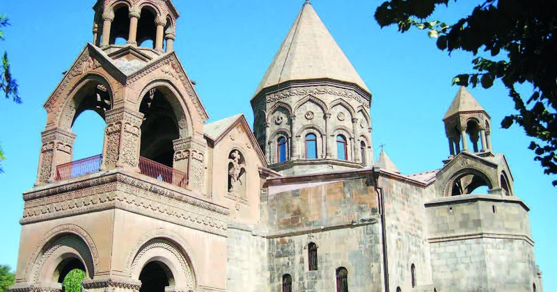 Nifaq yuvası Eçmiədzində qarşıdurma