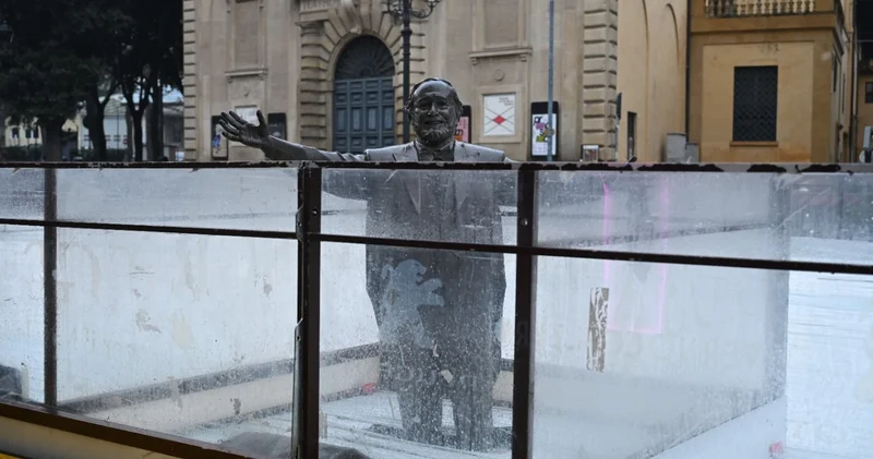 Памятник Паваротти оказался вморожен в каток: семья тенора возмущена