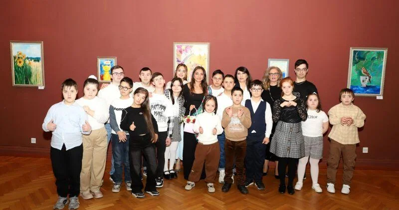 В Баку открылась экспозиция "Палитра любви" к Международному дню инвалидов ФОТО