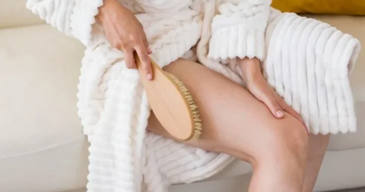 Quru fırça masajı: dərinin vəziyyətini yaxşılaşdırmaq üçün nə qədər etmək lazımdır?