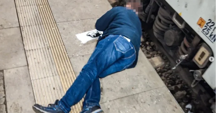 Azarkeşin başı qatarla platforma arasındakı boşluğa ilişdi FOTO