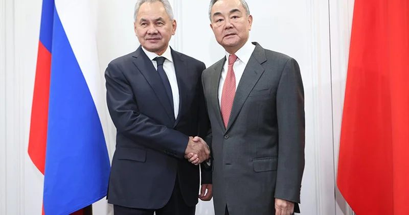 Глава МИД Китая и Уиткофф оказались в Москве в один день Minval Politika