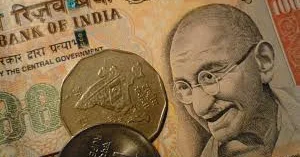 Пошлины США и слабые инвестиции обрушили индийскую рупию