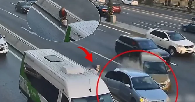 Magistral yolun ortasında sərnişin düşürdü, ağır qəzaya səbəb oldu