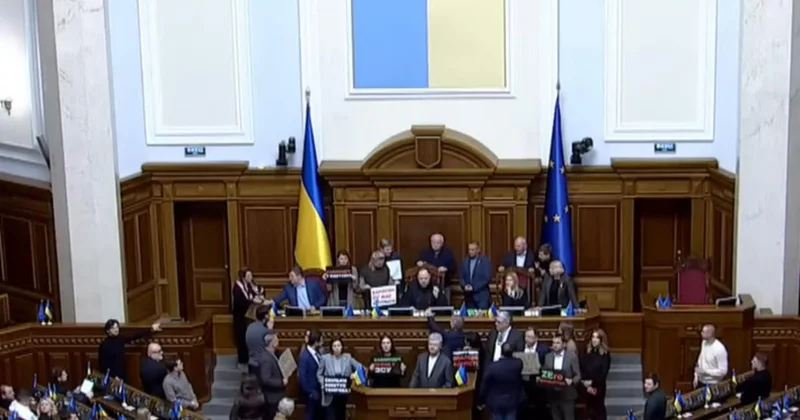 Бунт в Раде: Порошенко заблокировала трибуну Верховной Рады ВИДЕО