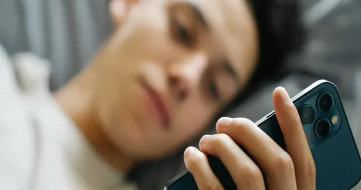 Kişi 30 gün telefonuna baxmadı Görün beyninə necə təsir etdi?