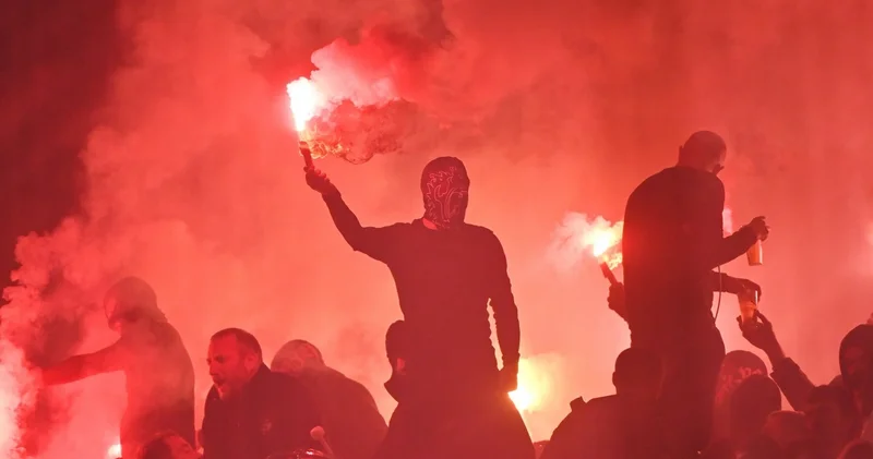 Məşhur klubun azarkeşləri komandalarının futbolçularını DÖYDÜLƏR FOTO