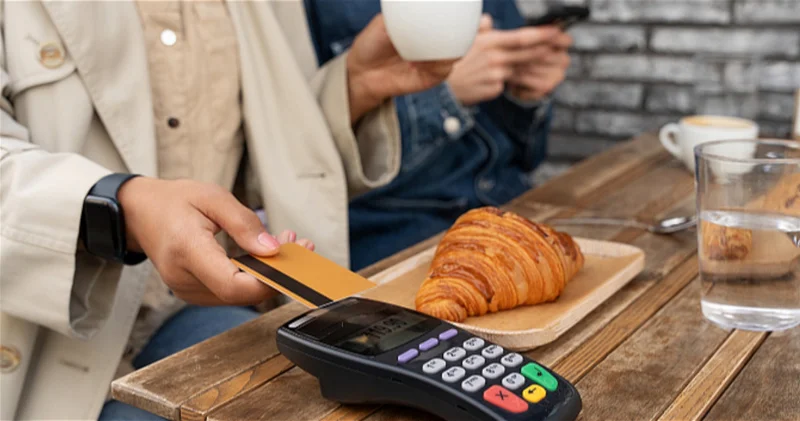Для кафе и ресторанов введут налоговые льготы за безналичные платежи