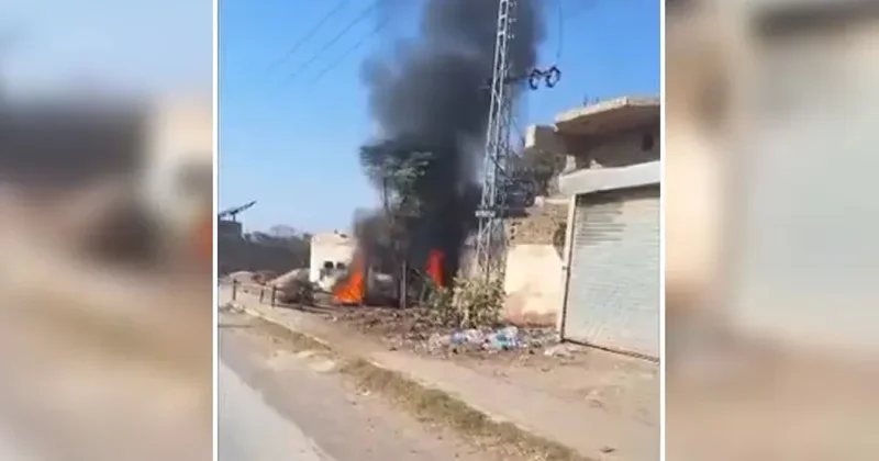 Pakistanda silahlı şəxslər avtomobili pusquya saldılar FOTOLAR