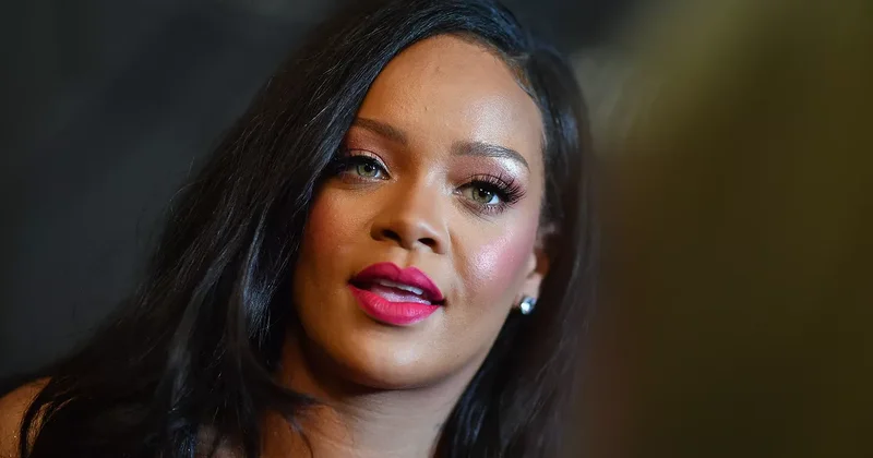 Rihannanın geyimi tənqid edildi: Çox gülməlidir! FOTO