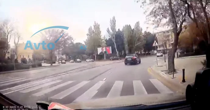 Sürücülər Yasamaldakı bu yolu dairə bilib səhvə yol verir MÜTƏXƏSSİS VİDEO