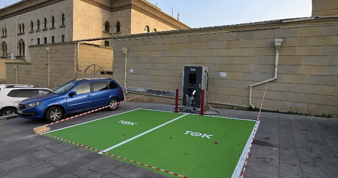 Şəhərin mərkəzində səkini zəbt edib elektrikdoldurma məntəqəsi düzəldiblər FOTO