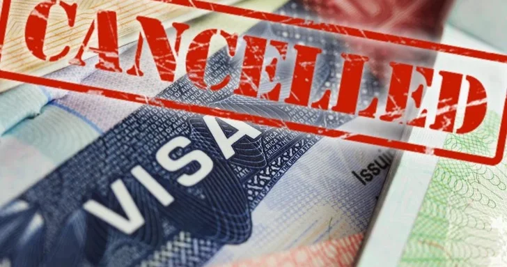 Госдеп США отзывает визы у легальных иммигрантов
