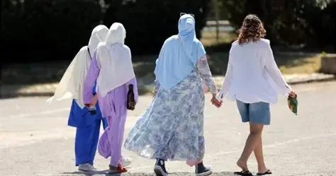 Fransalı nazir yeniyetmə qızların hicab qadağasına qarşı çıxıb...