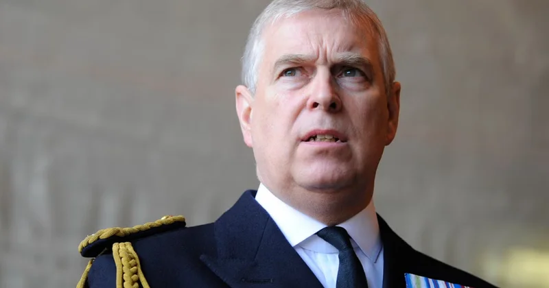 Kral qardaşını bütün titullardan məhrum etdi