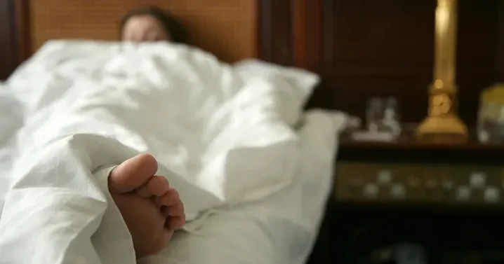 Yatarkən niyə bir ayağımızı yorğandan çölə çıxarırıq? Maraqlı səbəblər