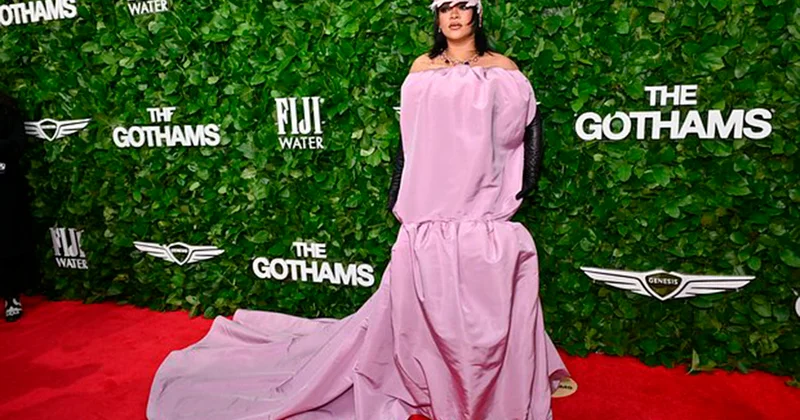 Qırmızı xalçadakı geyiminə cır cındır dedilər