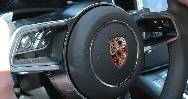 Rusiyada Porsche avtomobillərinin kütləvi kilidlənməsi baş verib