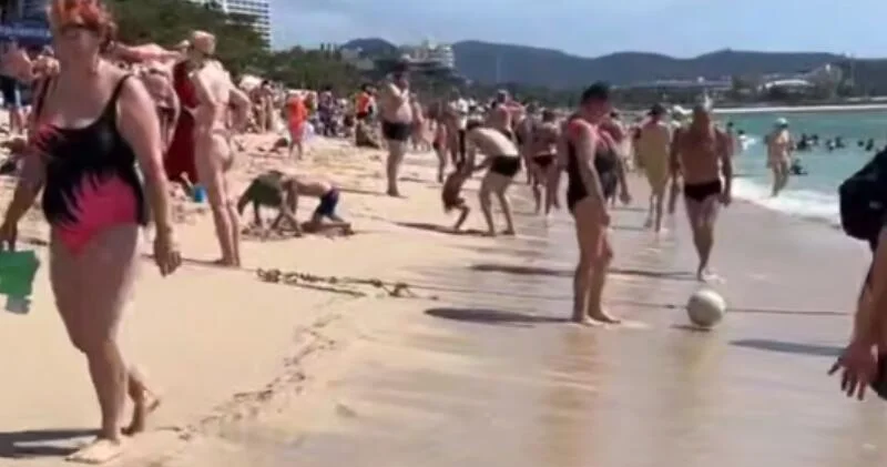 Туристы заполнили побережье в Китае ВИДЕО