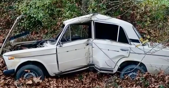 Ağır qəza: “VAZ” ağaca çırpılıb iki yerə qatlandı VİDEO