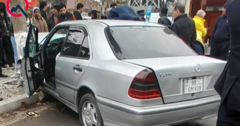 Gəncədə sürücü avtomobili ağaca çırpdı Foto