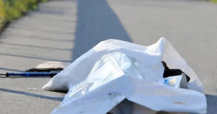 Körpəsini küçəyə atan qadının başı kəsilmiş meyiti tapıldı