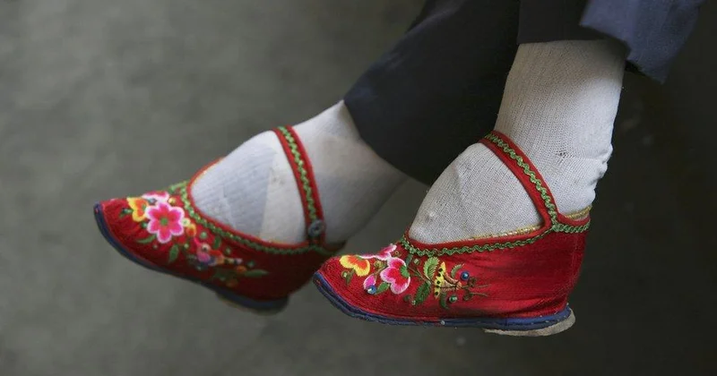 Minlərlə qadını məhv edən gizli Çin ənənəsi Ürəyi zəif olanlar baxmasın + FOTOLAR