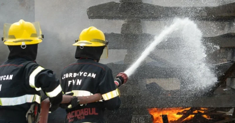 Gəncədə bitişik evlərdə yanğın oldu