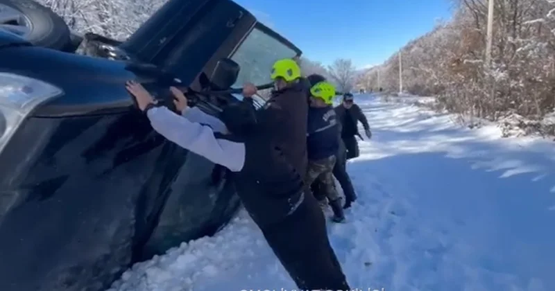 İsmayıllıda aşan maşından köməksiz qalanları belə çıxardılar Video