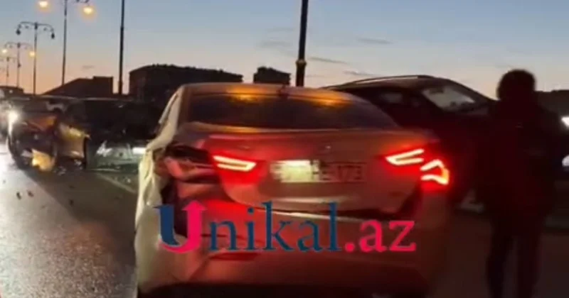 Babək prospektində zəncirvari qəza 4 maşın toqquşdu (VİDEO)