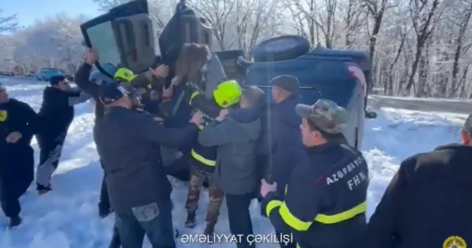 İsmayıllıda içərisində turistlərin olduğu avtomobil aşdı Xilasetmə görüntüləri