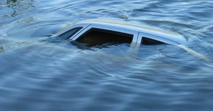 Автомобиль рухнул в реку в Лерикском районе