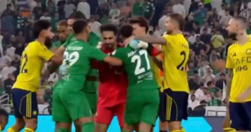Ulduz futbolçuya şillə vurdular, ara qarışdı Video