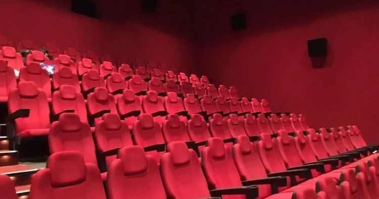 Kinoteatr oturacaqları niyə qırmızı rəngdədir?