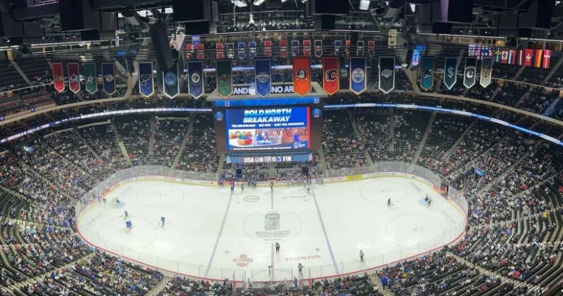 Açıq havada baş tutan hokkey matçını 36 mindən çox azarkeş izləyib