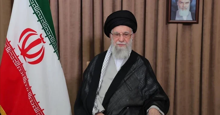 Хаменеи обвинил Запад в обвале иранского риала и обещал поставить врага на колени