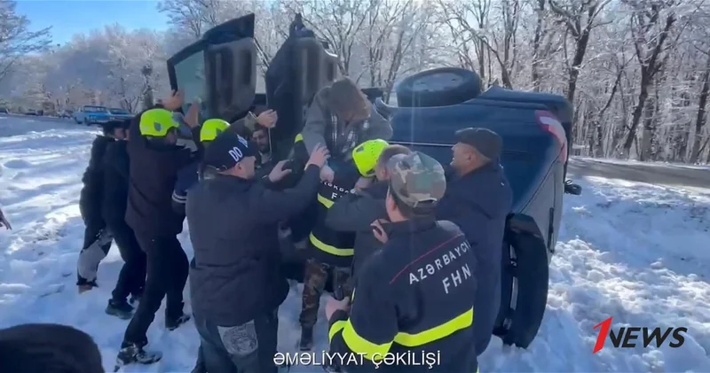 В Исмаиллы спасатели вызволили граждан из попавшего в ДТП автомобиля ВИДЕО