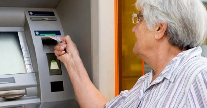 Bəzi qadınların pensiya yaşının azaldılması təklif olunur