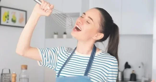 Eyni nəqarəti zümzümə etmək zərərlidir