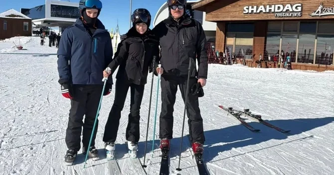 İlham Əliyev qızı və nəvələri ilə xizək sürdü