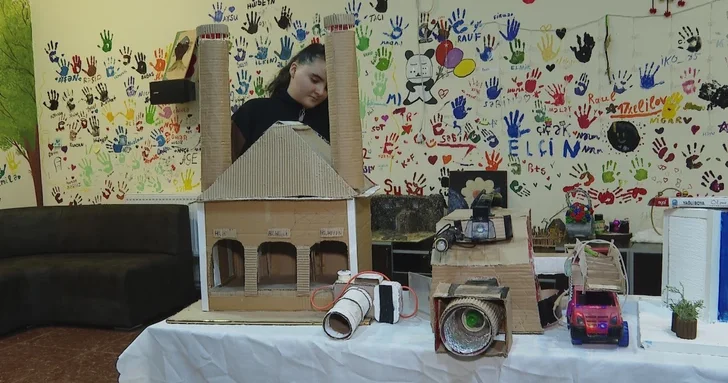 Школьница из Азербайджана создает удивительные макеты из отходов