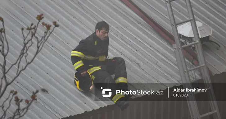 В Гяндже горят частные дома, пожарные ведут борьбу с огнем