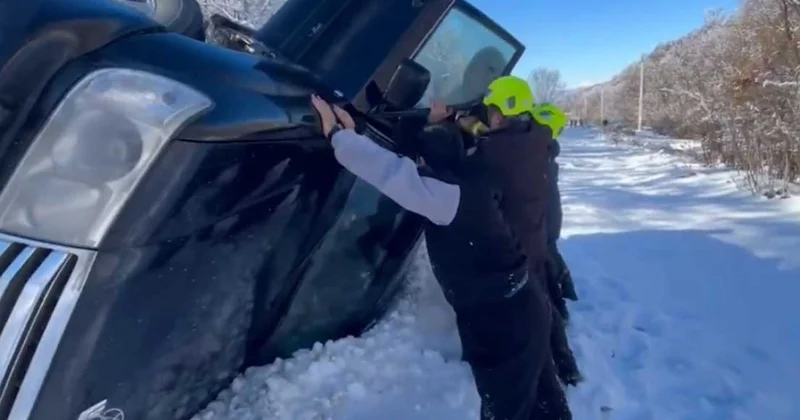 İsmayıllıda buz bağlayan yolda avtomobil aşıb VİDEO