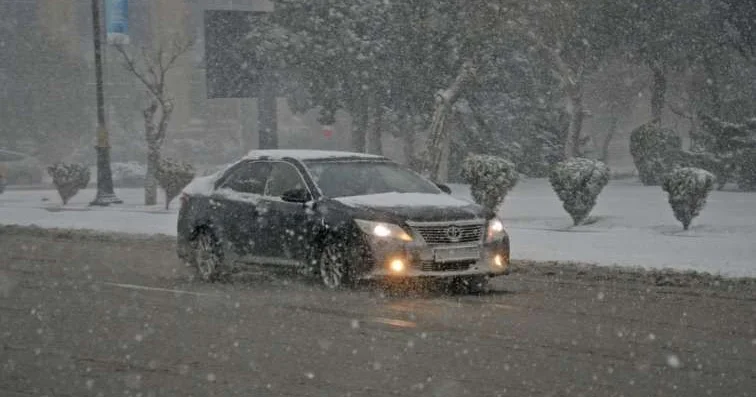 Qarlı yolda avtomobil qəzası 3 nəfər xəsarət aldı