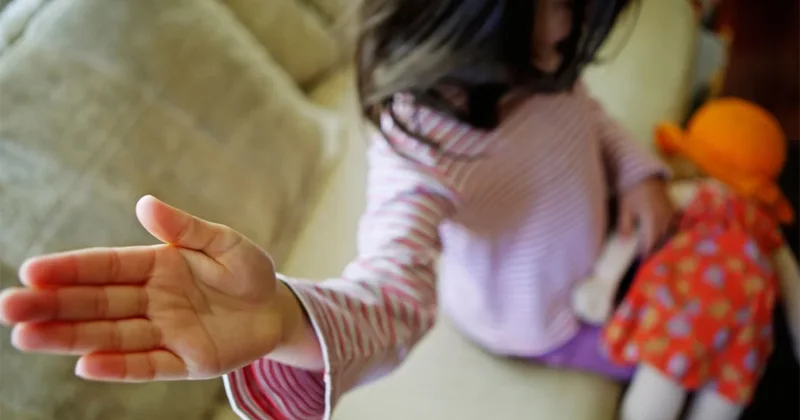 Narkotikə görə tutulmuşdu 5 yaşlı qızına qarşı əxlaqsız videoları üzə çıxdı