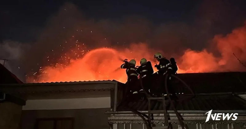 В Гяндже потушен пожар в трех примыкающих друг к другу домах ФОТО